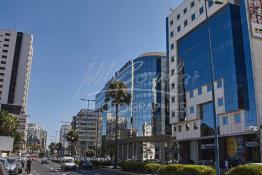 Image du Maroc Professionnelle de  Le prolongement de l'avenue Hassan II vers le sud rejoint le Boulevard Abdelmoumen qui presque comme tous les quartiers de Casablanca subit une transformation radicale. De part et d’autre du Boulevard Zerktouni, le nouveau quartier d’affaires de Casablanca, où les sièges d'une grande partie des plus importants groupes financiers du pays, banques, assurances, groupes de crédit ont élus domicile loin des encombrements quotidiens du centre-ville, Vendredi Juillet 2009. (Photo / Abdeljalil Bounhar) 